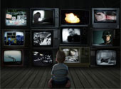 Copil privind la tv