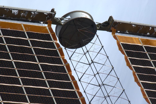 Gaura in panou solar la ISS