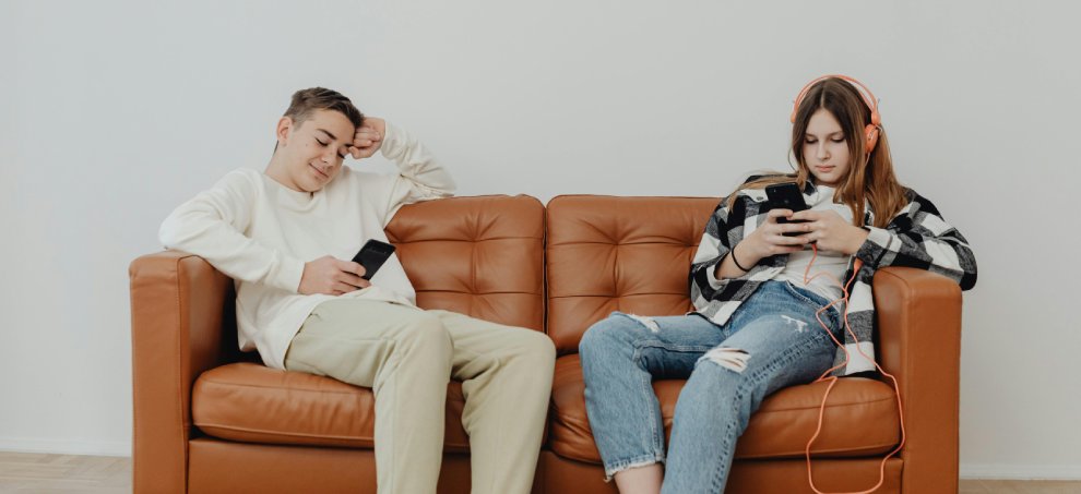 Adolescenți folosind telefoane