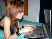 Fată în faţa computerului