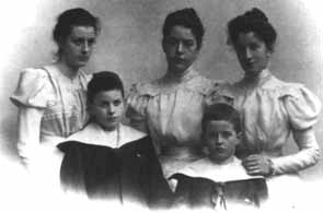 Ludwig cu fratele sau Paul si trei dintre surori