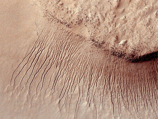 Canale apă planeta Marte