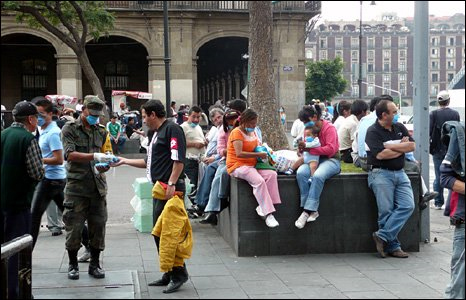 Mexic - Oameni purtând măşti împotriva gripei porcine