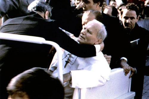Ioan Paul al II-lea împuşcat